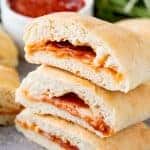 Ein Stapel hausgemachter Hot Pockets gefüllt mit Peperoni, Mozzarella und Marinara-Soße