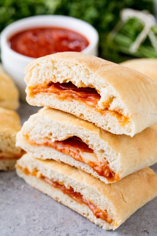 Una pila di Hot Pockets fatti in casa ripieni di peperoni, mozzarella e salsa marinara