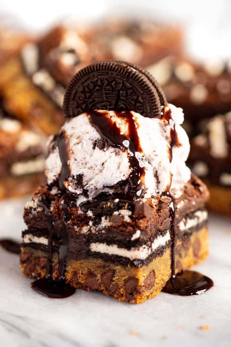 Slutty Brownie toppad med en kula glass, en Oreo-kakaka och chokladsirap. 