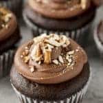  Sinfully decadent chocolate cupcakes filled with a creamy peanut butter filling and toppe Chocolate Peanut Butter Pretzel Cupcakes