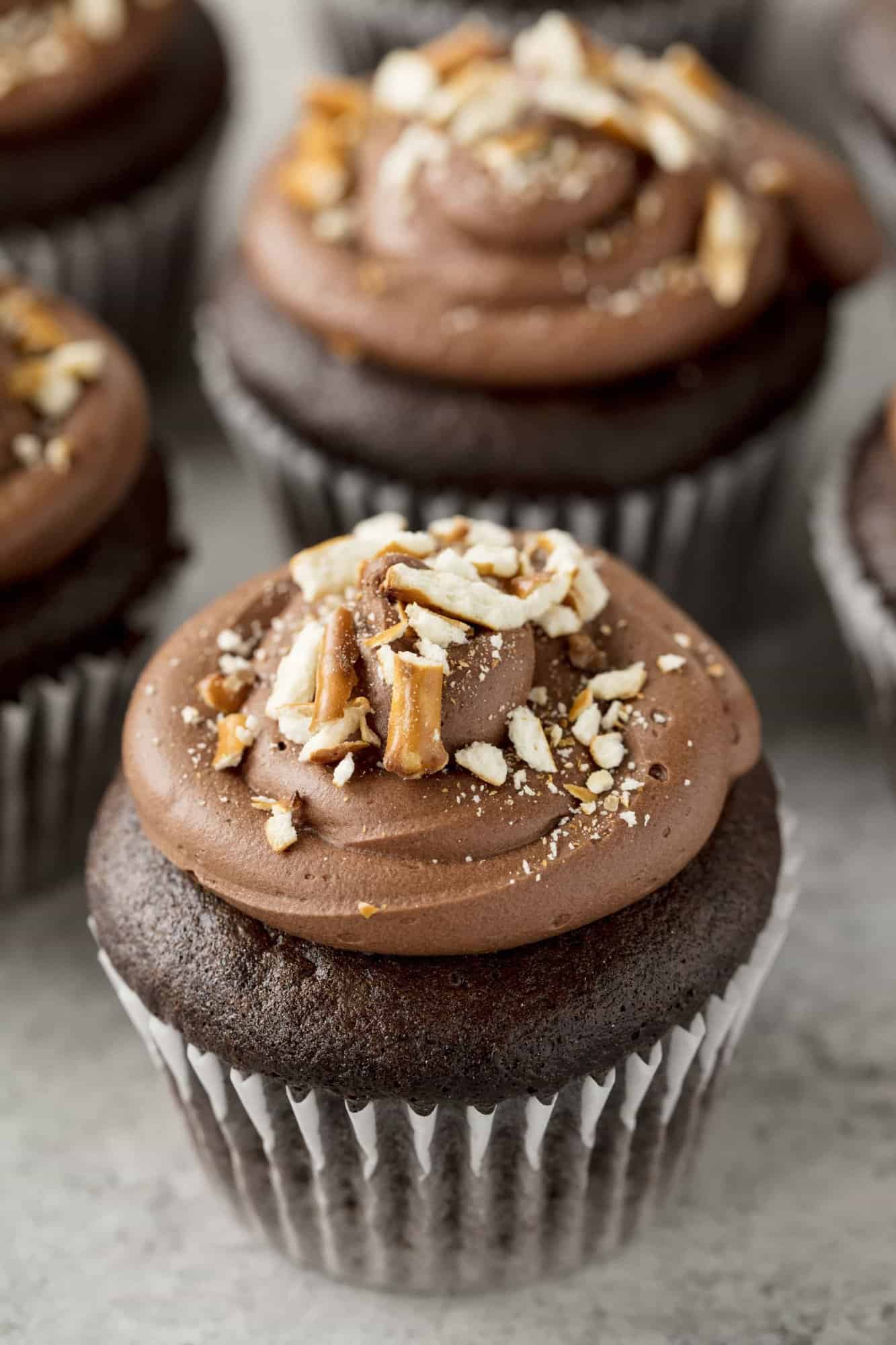  Sinfully decadent chocolate cupcakes filled with a creamy peanut butter filling and toppe Chocolate Peanut Butter Pretzel Cupcakes