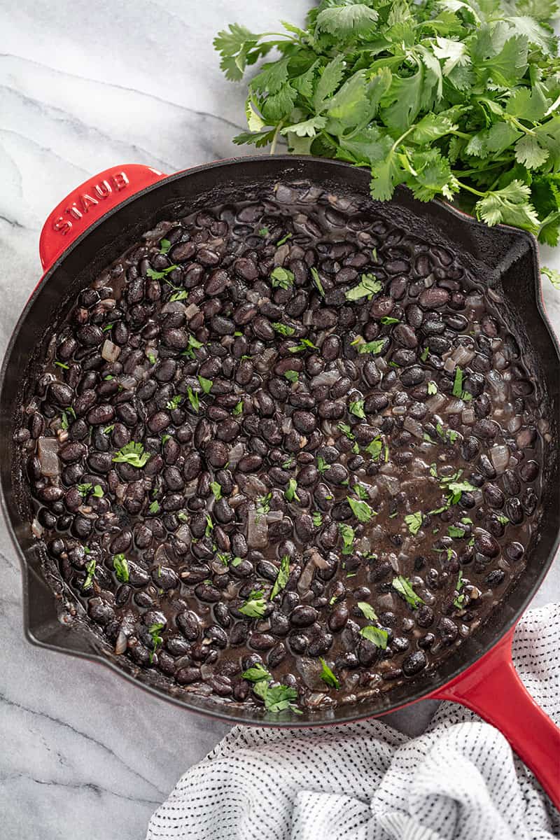 Vue d'oiseau des haricots noirs mexicains dans une poêle en fonte.'s eye view of Mexican Black Beans in a cast-iron skillet.