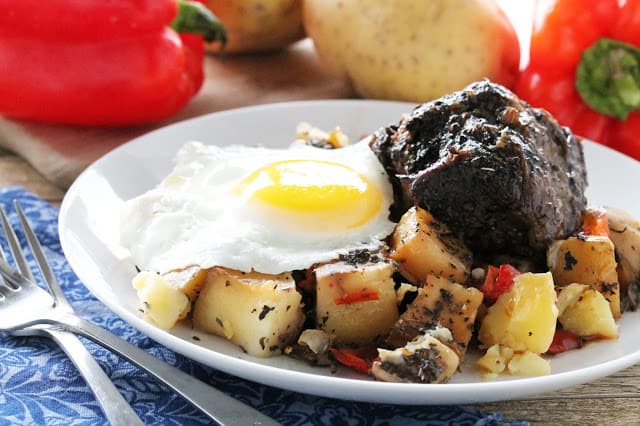 This Slow Cooker Short Rib Hash is so easy and super delicious Slow Cooker Short Rib Hash