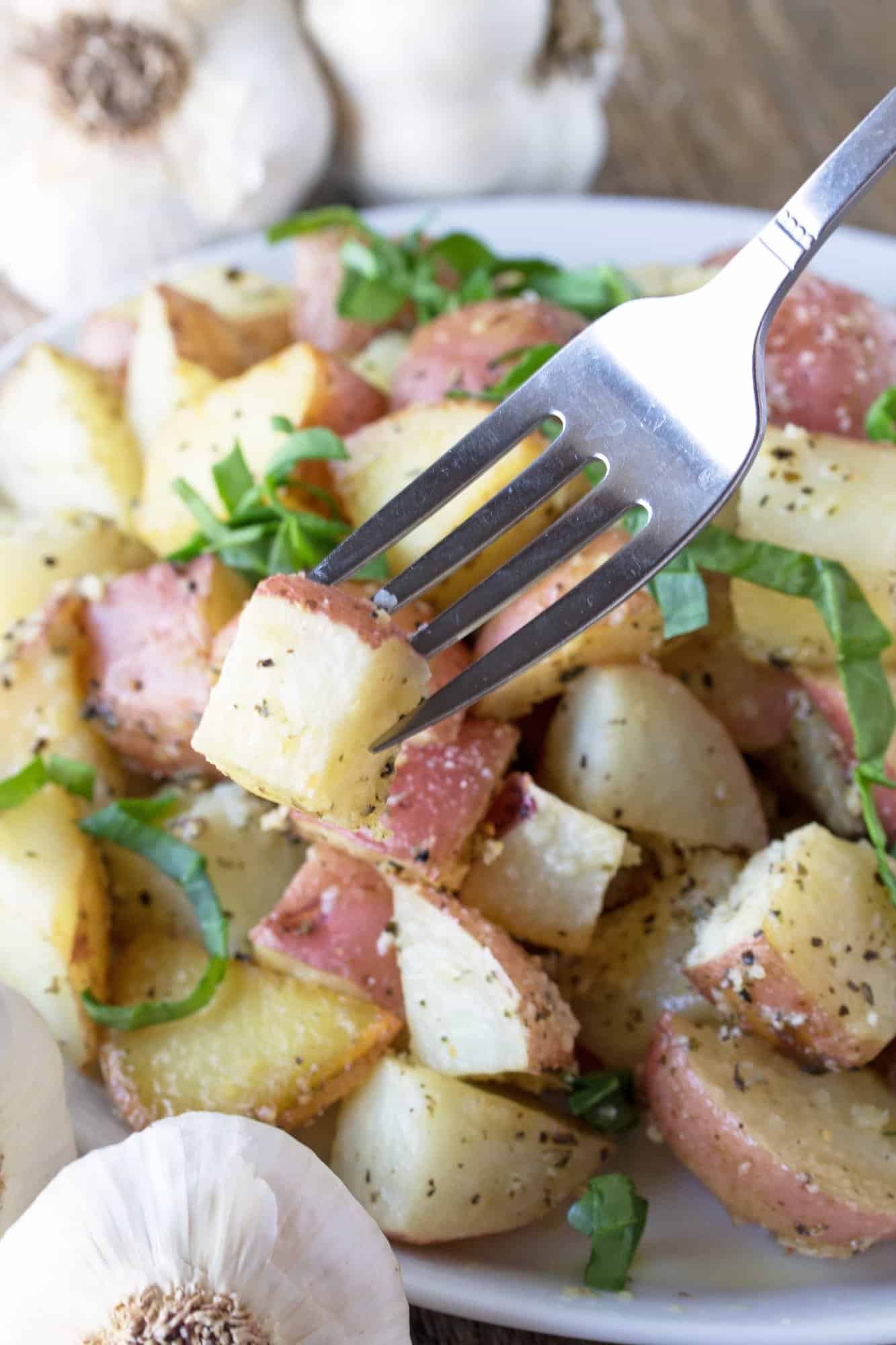 All the flavors of garlic bread you love in an easy roasted potato dish “Garlic Bread” Roasted Potatoes