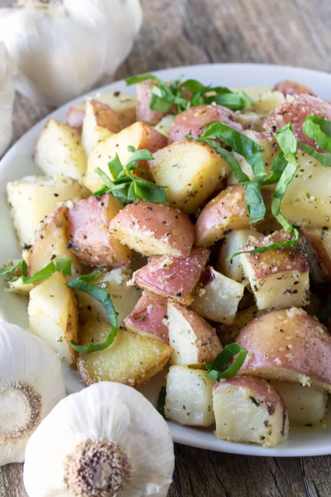 All the flavors of garlic bread you love in an easy roasted potato dish “Garlic Bread” Roasted Potatoes