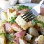 All the flavors of garlic bread you love in an easy roasted potato dish “Garlic Bread” Roasted Potatoes