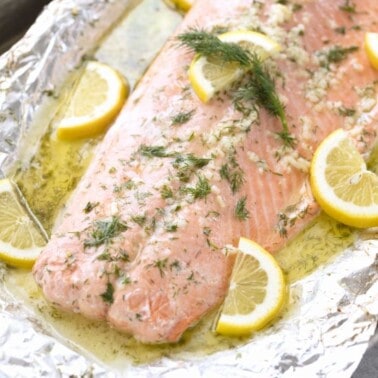 Baked salmon in dill butter with lemon slices