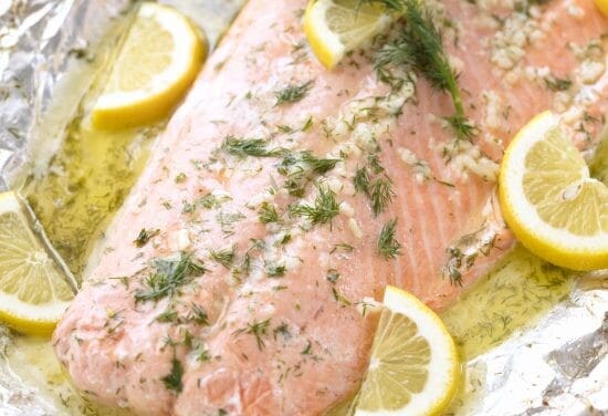 Baked salmon in dill butter with lemon slices