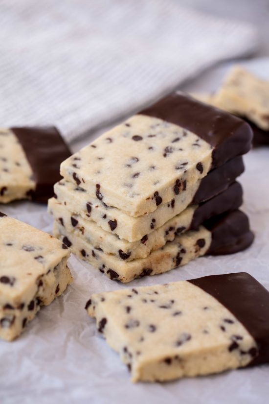 CHOCOLATE CHIP SHORTBREAD COOKIES - LOVE FOOD & DRINK