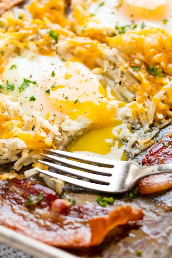 This super easy One Pan Breakfast Bake has bacon One Pan Breakfast Bake with Bacon, Hash Browns, and Eggs