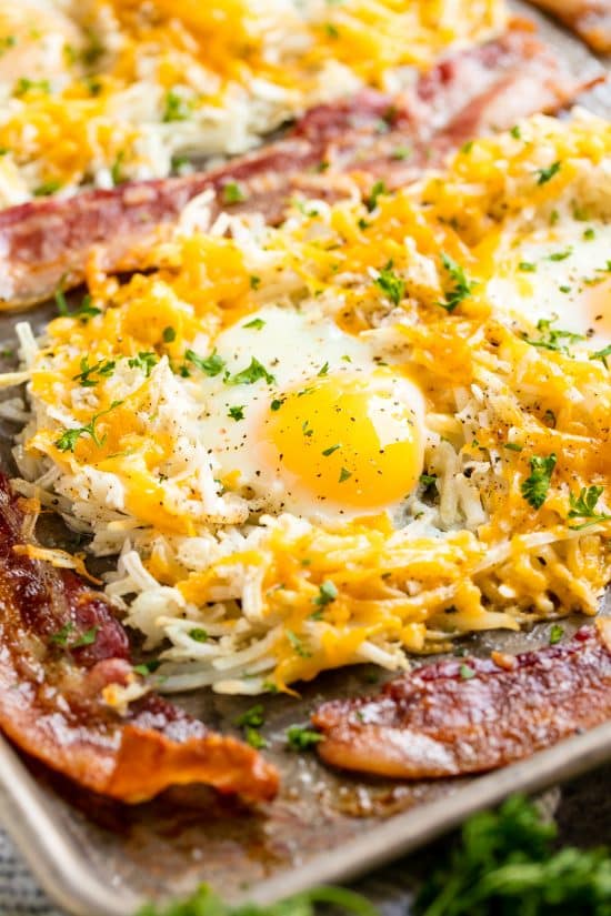 This super easy One Pan Breakfast Bake has bacon One Pan Breakfast Bake with Bacon, Hash Browns, and Eggs