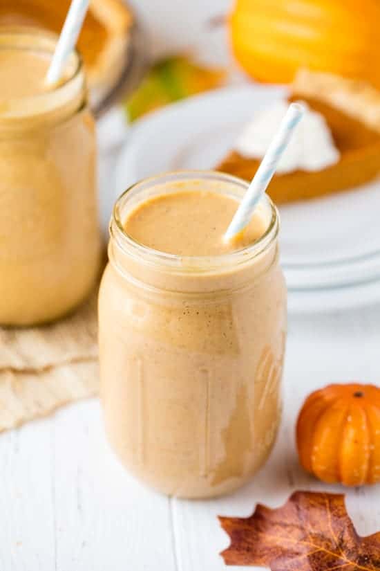 Pumpkin Pie Oatmeal Smoothie with a straw in it.