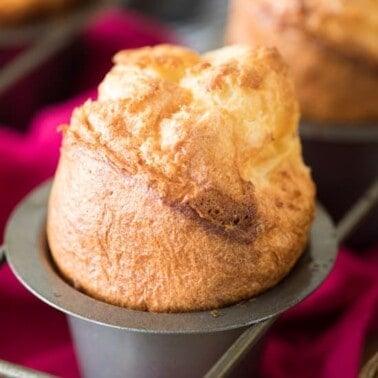 Close up on Popover in popover pan.