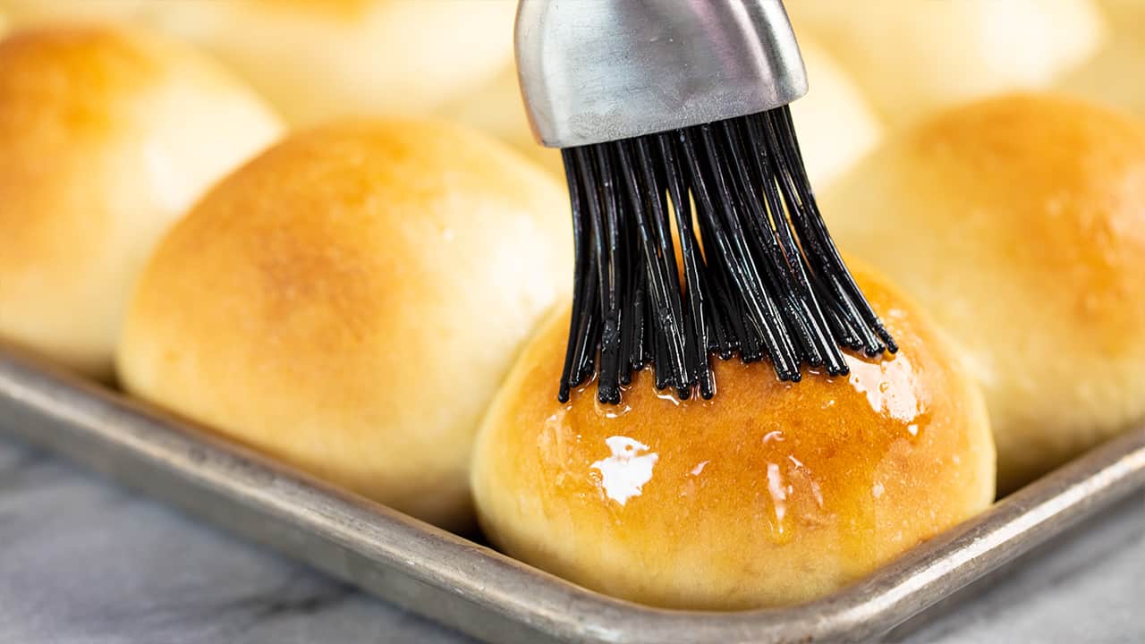 Easy Dinner Rolls Recipe - i am baker