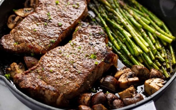 Grilled steak with asparagus and mushrooms