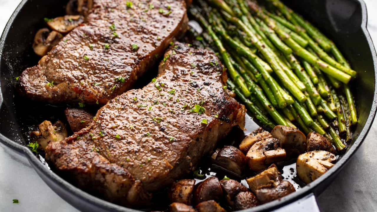 Grilled steak with asparagus and mushrooms