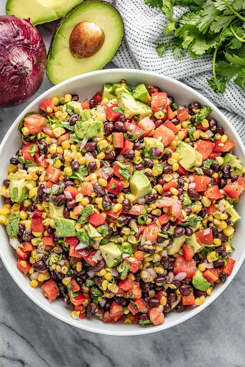 Vogelperspektive des Black Bean Corn Salad in einer weißen Schüssel.'s eye view of Black Bean Corn Salad in a white bowl.