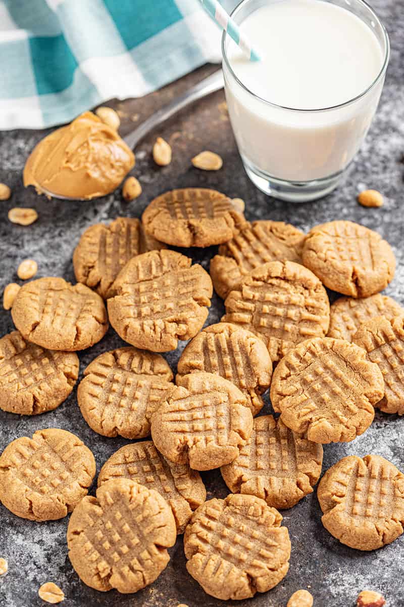 Peanut butter cookies with milk