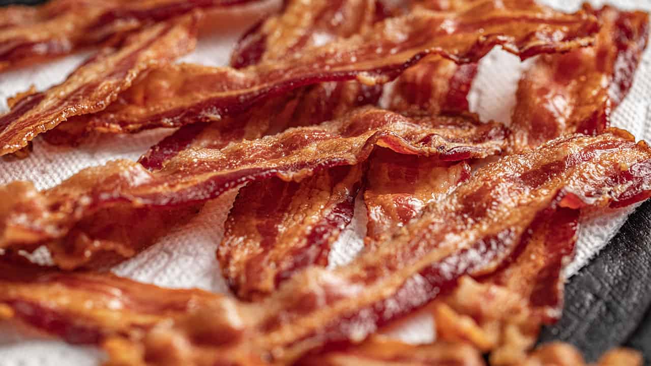 https://thestayathomechef.com/wp-content/uploads/2020/01/How-To-Cook-Bacon-In-The-Oven-1.jpg