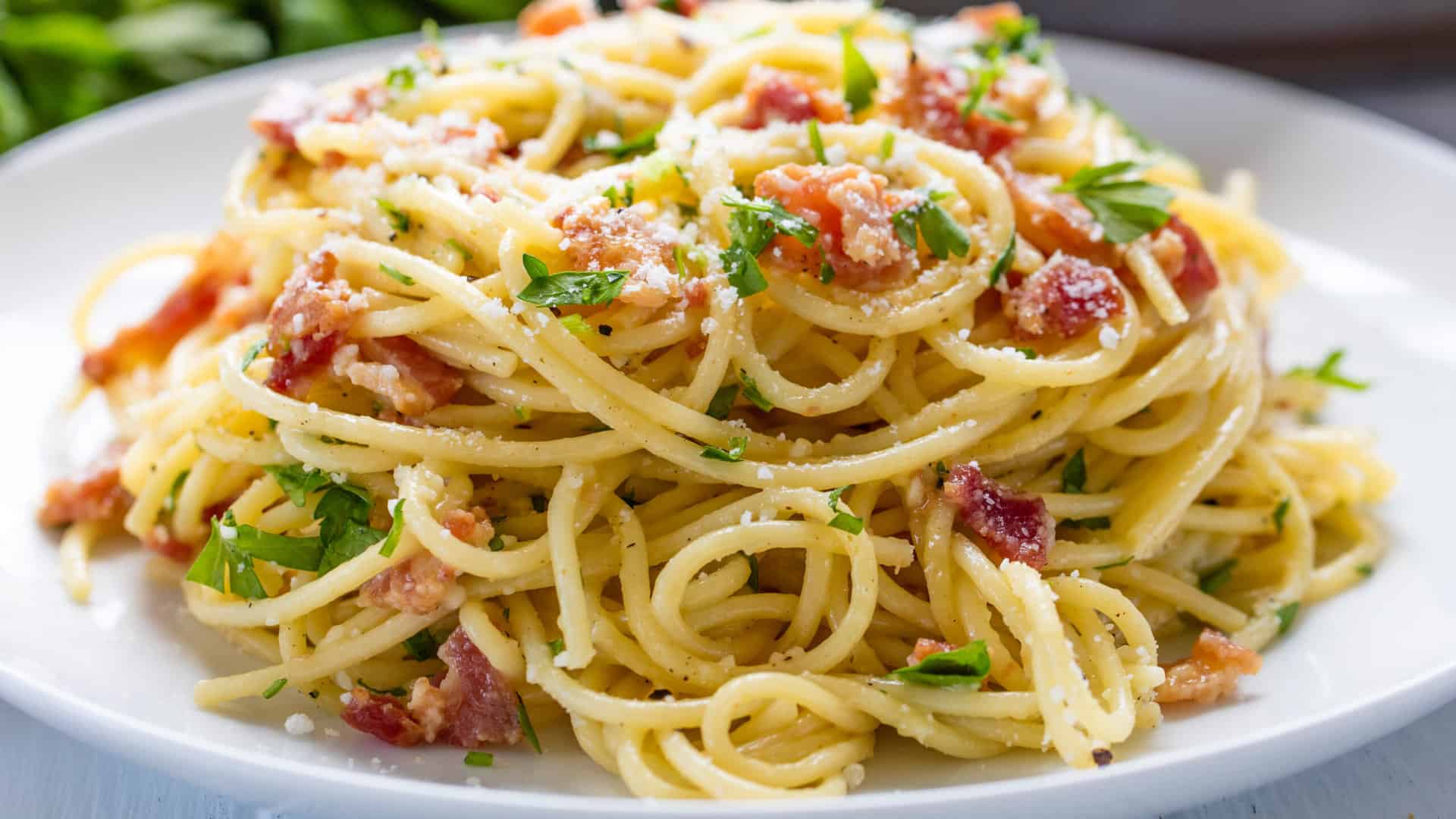 Těstoviny carbonara na bílém talíři