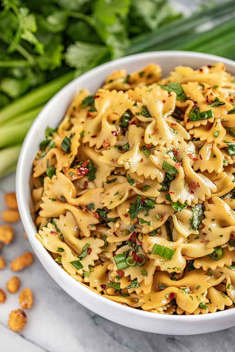 Spicy thai pasta salad with peanuts