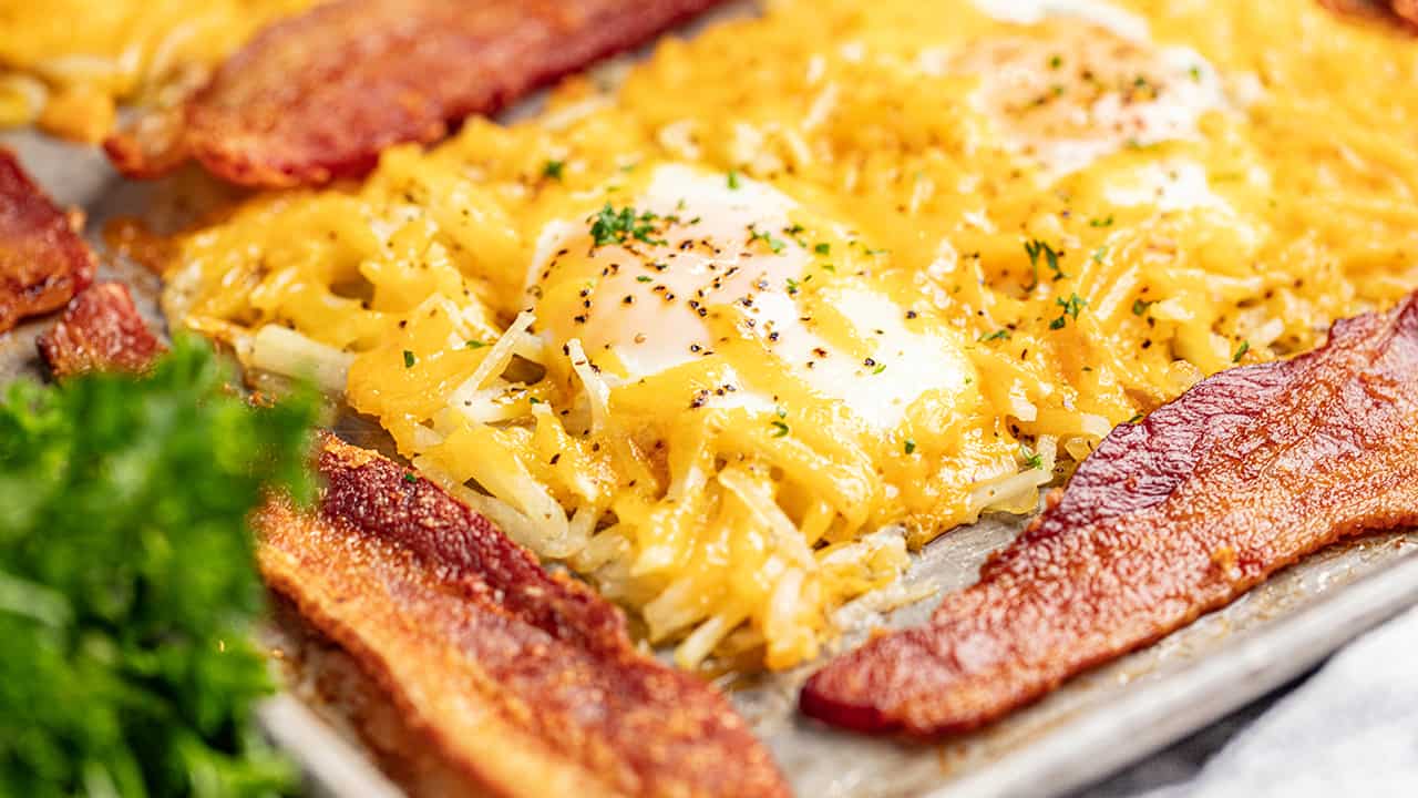 https://thestayathomechef.com/wp-content/uploads/2020/12/One-Pan-Breakfast-Bake-with-Bacon-Hash-Browns-and-Eggs-6.jpg