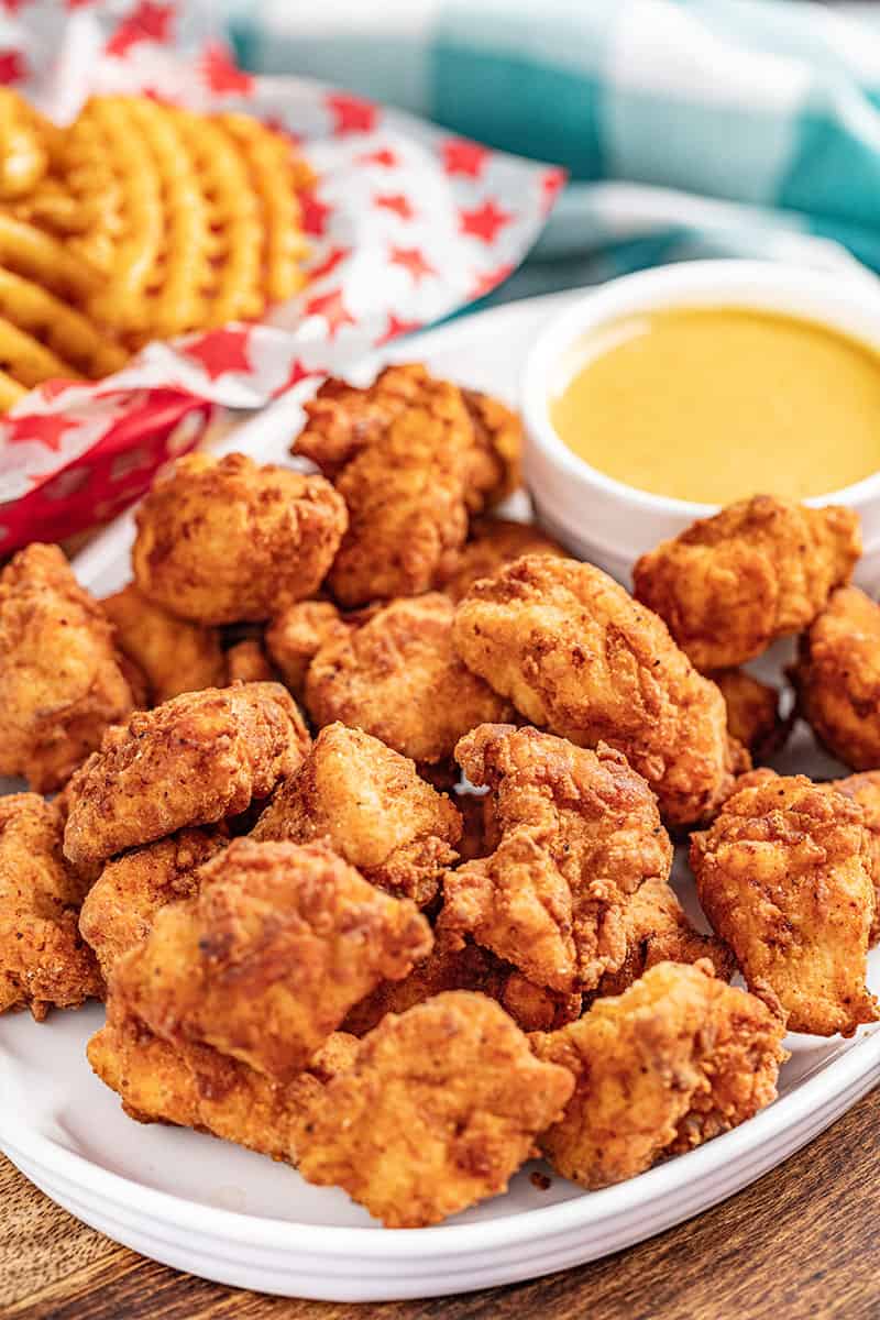 Copycat Chick Fil-A nuggets met wafelfrietjes en dipsaus.