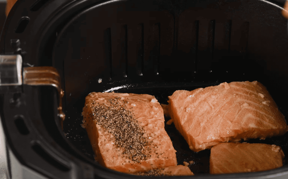 Sprinkle air fryer salmon