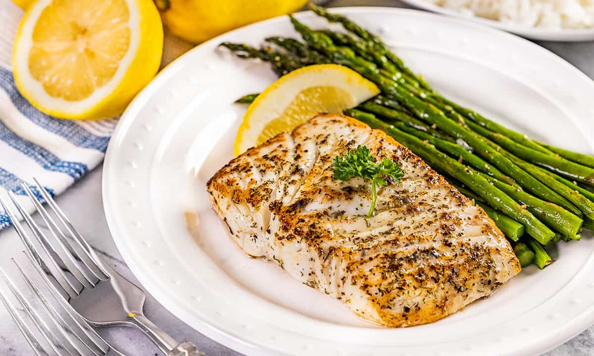 Pan seared fish with asparagus on
