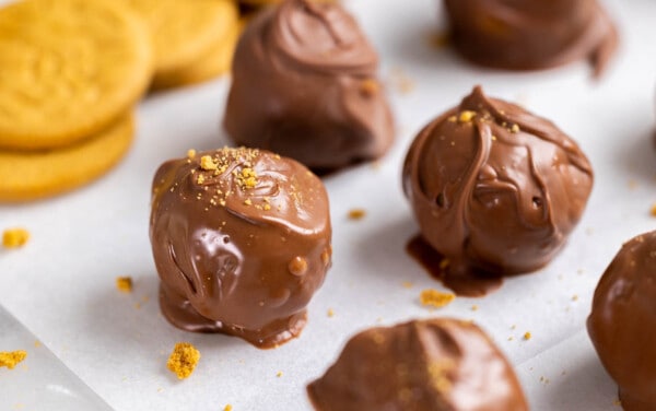 Gingersnap truffles on a cookie sheet.