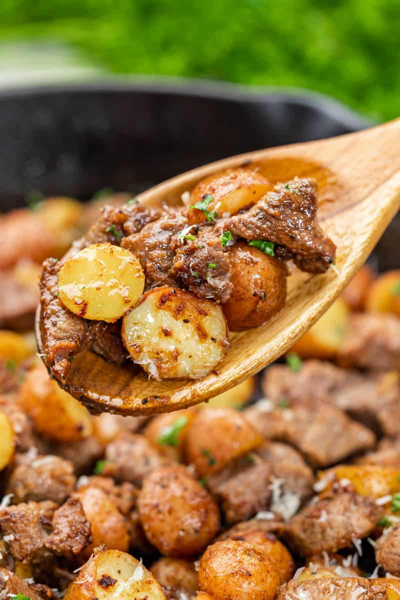 Free Photo  Side view of black pepper seeds in garlic crusher with garlic  and potatoes on wooden surface