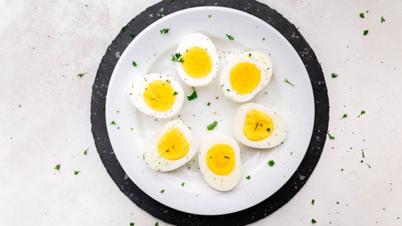 air-fryer-hard-boiled-eggs-thestayathomechef