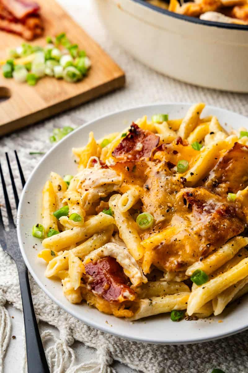 vue de dessus de la casserole de poulet crack dans une assiette ronde blanche