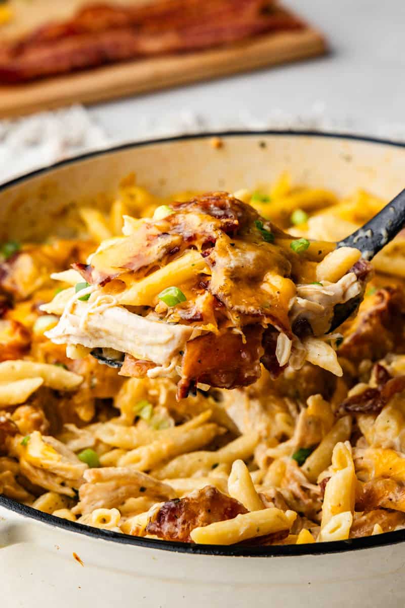 vue latérale d'une portion de casserole de poulet crack dans une seule casserole