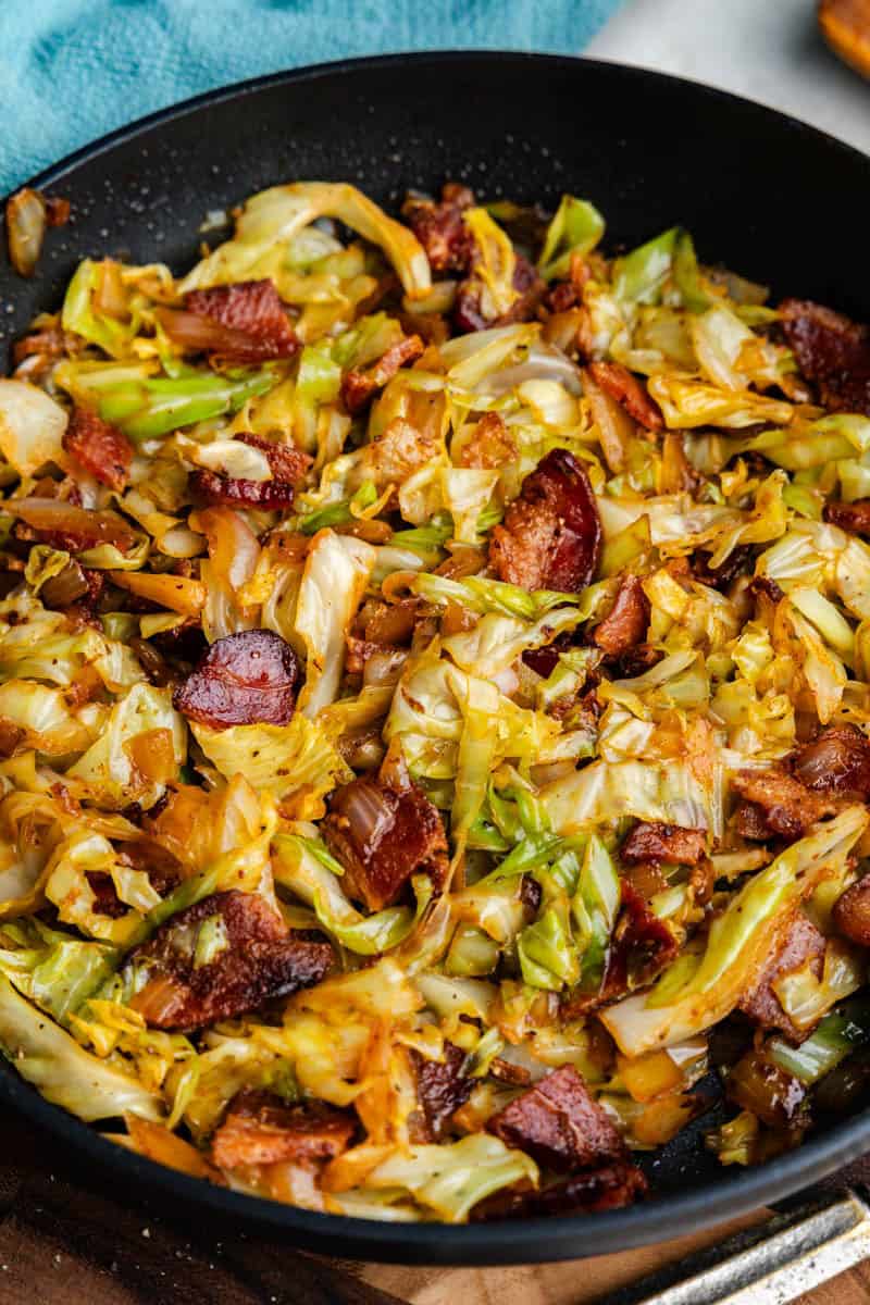 Close the frying cabbage in the pan.