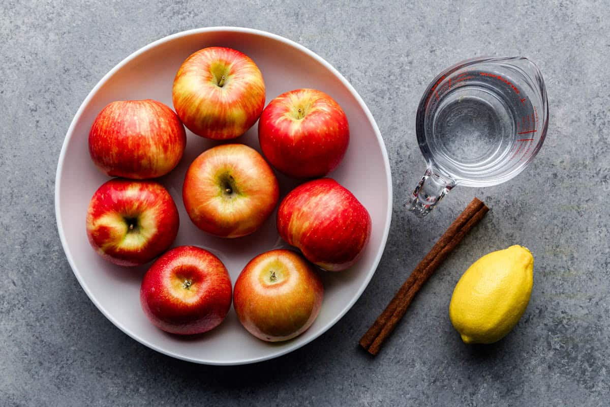 The ingredients used in how to make apples.