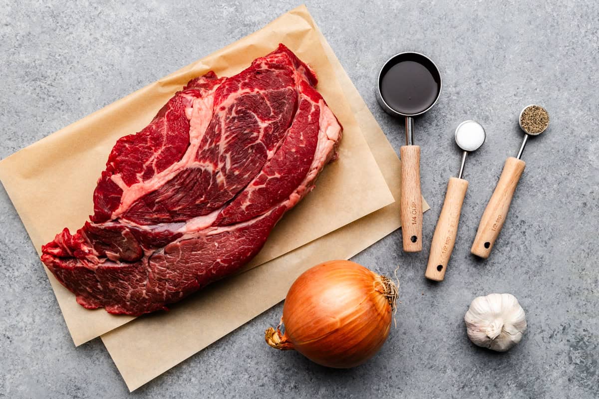 Los ingredientes se usan para hacer carne de res rallada de olla de cocción lenta.